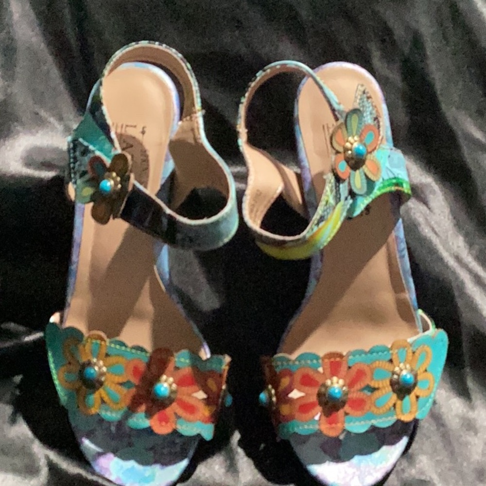 Women’s L’Artiste sandals size 8/38 multi color blue and green